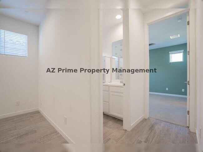 Building Photo - 3719 S 63rd Dr