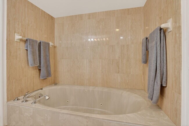 Building Photo - 120 SE 5th Ave