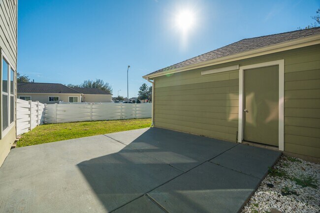 Building Photo - 20702 Settlers Lake Cir N