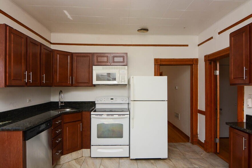 Building Photo - 2622 N Marshfield Ave