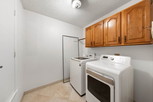Building Photo - Stylish 3-Bed Home with Pool Access, Fenced Yard, and Garage — North Hills Village, San Antonio