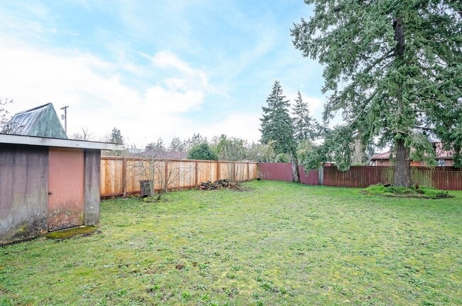 Building Photo - Spacious 4-Bedroom Home with Large Yard, Covered Patio & Garage in Lakewood