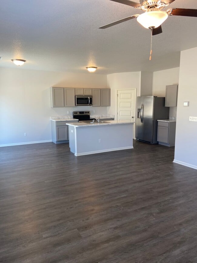 Building Photo - Now Preleasing! Comfortable Three Bedroom | Two and a Half Bath Home in Oak Woods