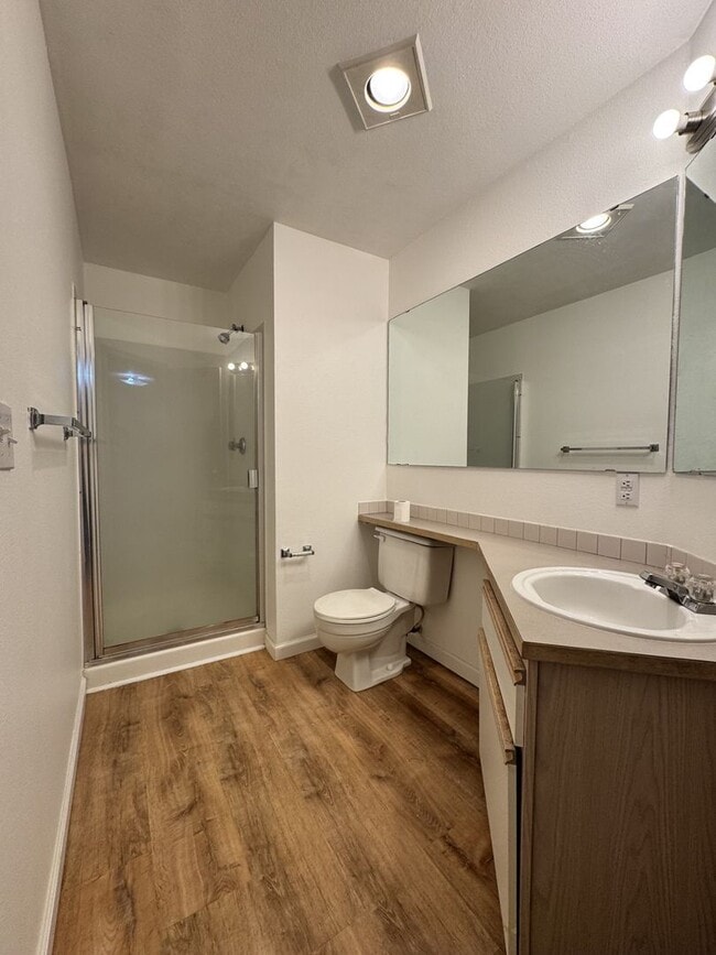 Building Photo - Spacious 3 bed 1.75 bath top floor unit in Des Moines