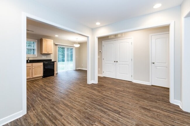 Building Photo - Beautiful 3BD/2.5BA Duplex Home!