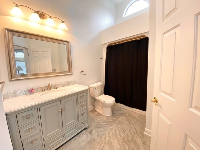 Building Photo - FULLY-FURNISHED GORGEOUS TOWNHOME!