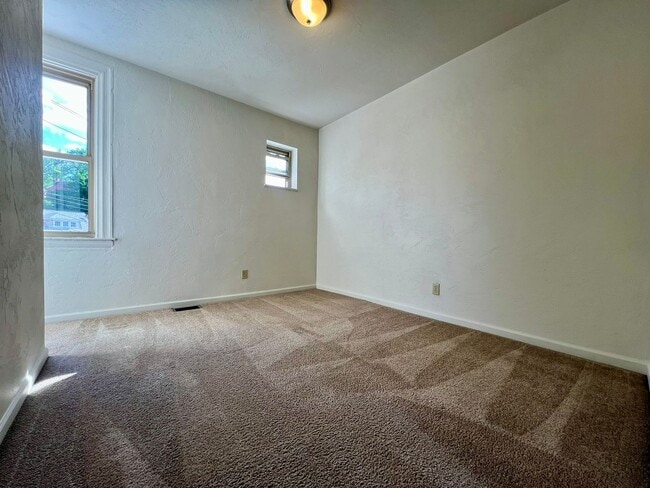 Building Photo - Gorgeous Two Bedroom Townhouse in Squirrel Hill! Washer & Dryer Provided, Central A/C & More!