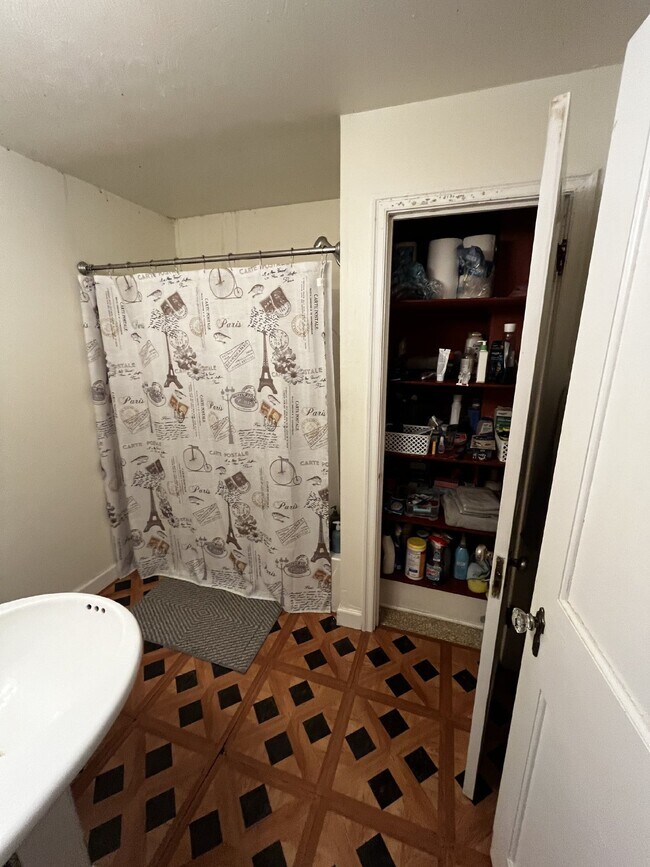 Building Photo - Huge 6 Bed 2 Bath close to UWEC