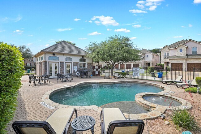 Building Photo - Stunning Townhome in Coves at Columbian Club
