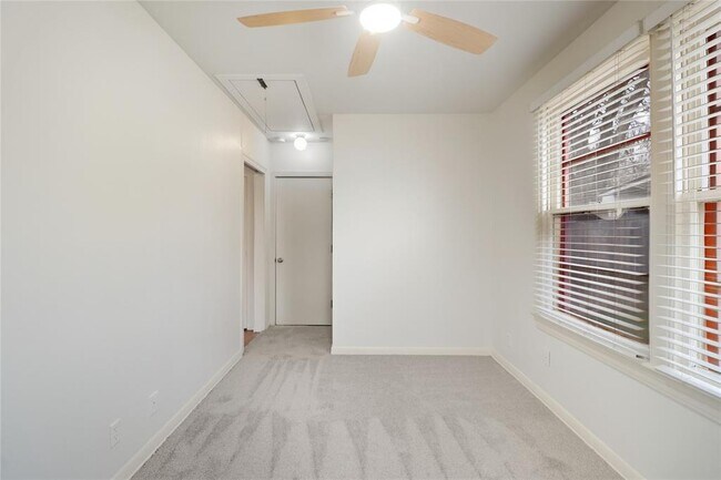 Building Photo - 2007 Montclaire St