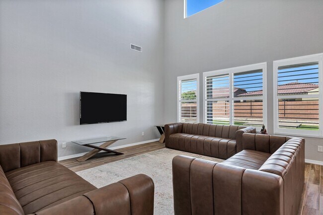 Building Photo - Spacious 5 Bedroom Home for Rent in East Mesa