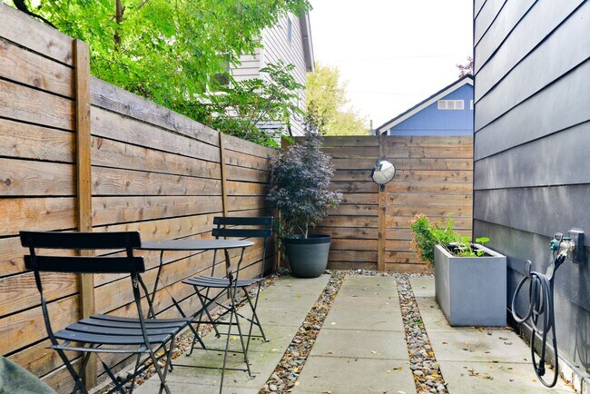 Building Photo - Modern 3 bed/ 2.5 bath townhome in Ballard!