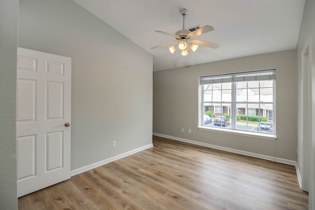 Building Photo - Lee Crossing Neighborhood, Easy access to ...