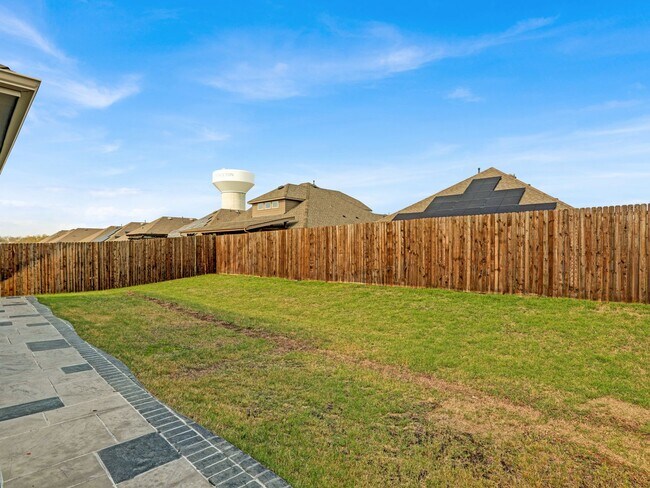 Building Photo - Next to New and Move in Ready!