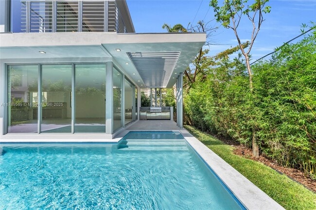Building Photo - 2110 S Miami Ave