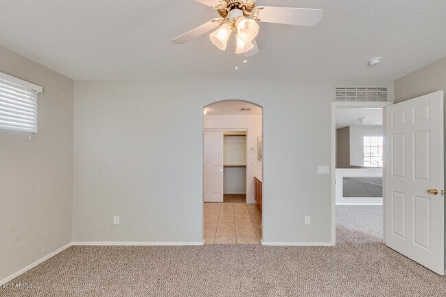 Building Photo - 4BR 3 FULL BATHROOMS W/ HUGE LOFT AND LARGE MASTER