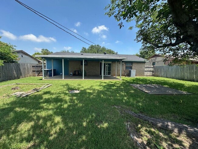 Building Photo - Freshly updated and Move in ready!