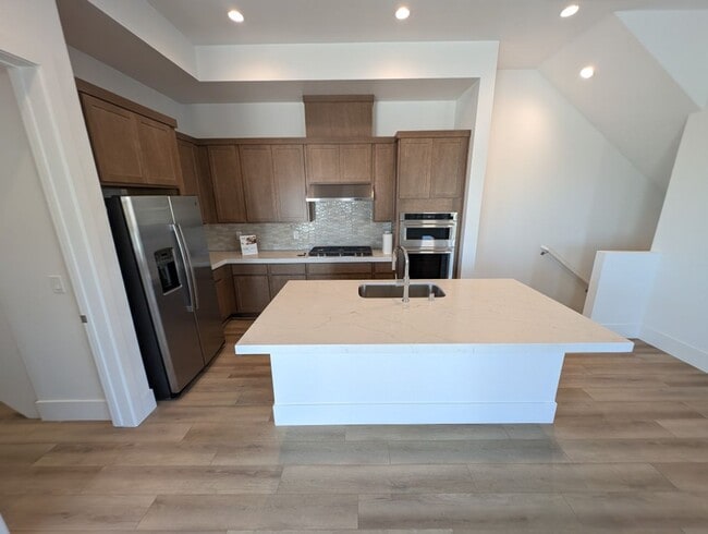 Building Photo - 675 Agate Bridge St