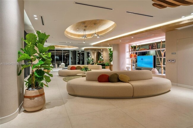 Building Photo - 700 NE 24th St