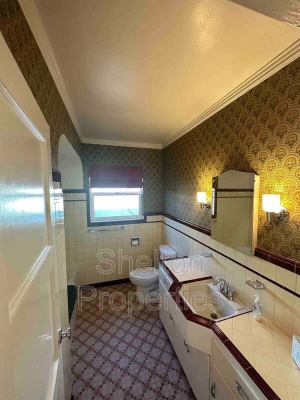 Building Photo - 2026 N Laurel Ave