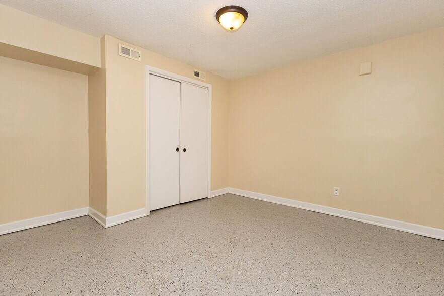 Building Photo - 1309 Labrea Dr