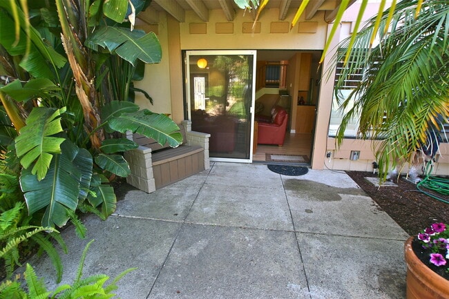 Building Photo - Incredible East Beach Town-Home unfurnishe...