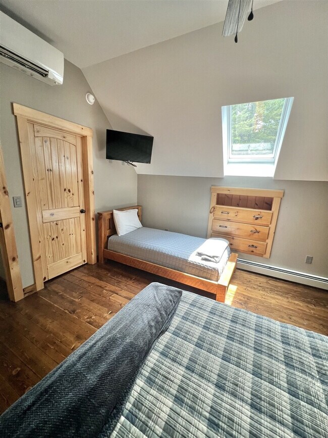 Building Photo - 322 NW River Rd