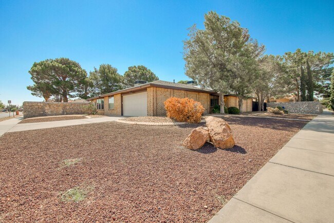 Building Photo - Stunning eastside rental in highly desirable area!