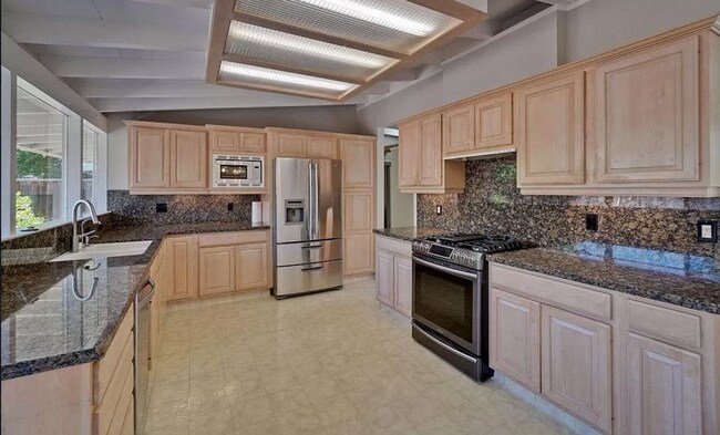 Building Photo - 3 Bed 2 Bath Home w/ Bonus Room in Palo Alto.