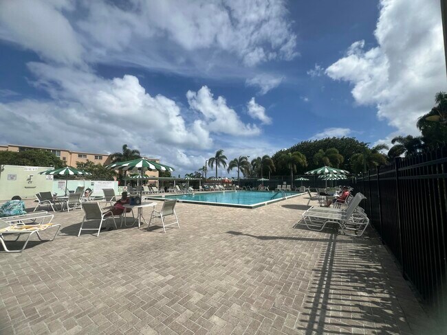 Building Photo - 2615 NE 3rd Ct