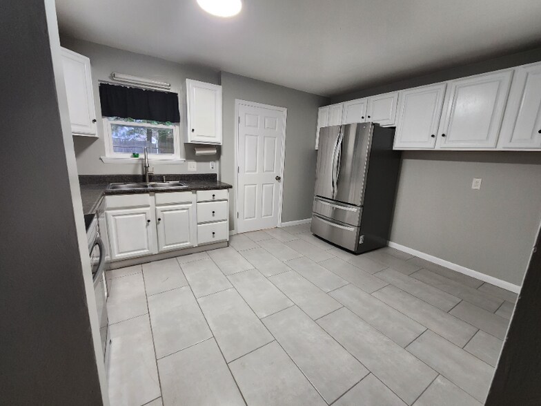 Building Photo - 300 Hurdle Dr