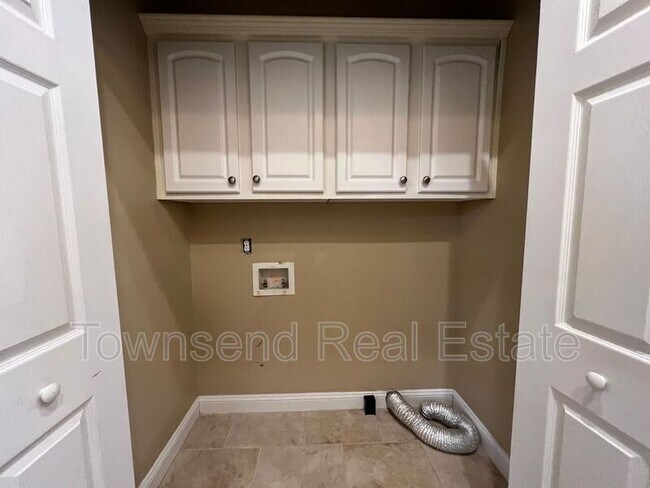 Building Photo - 7049 Pitcairn Dr