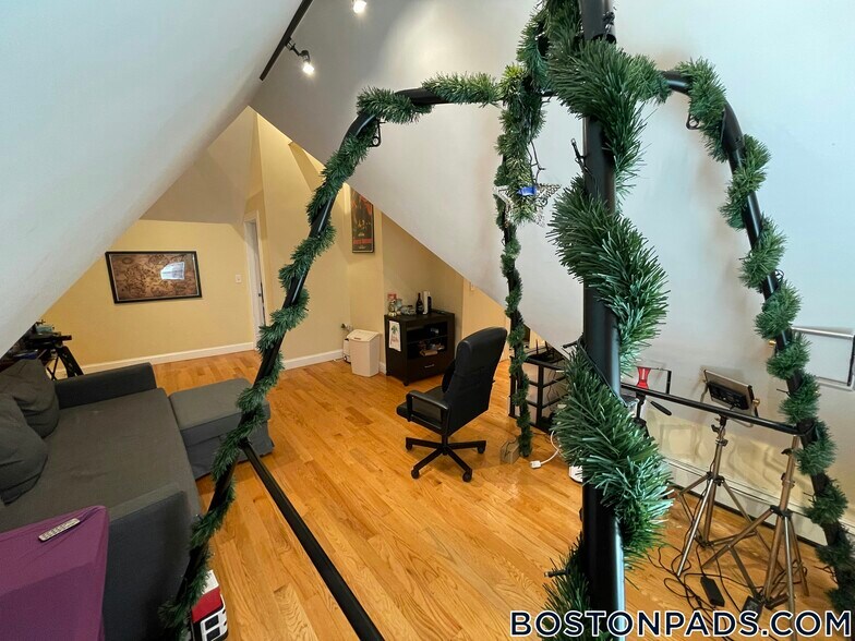 Building Photo - 5 Irving St