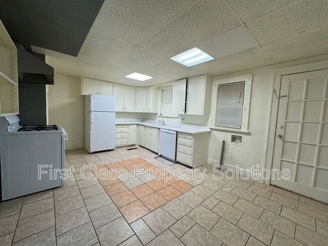 Building Photo - 1400 NW 22nd St