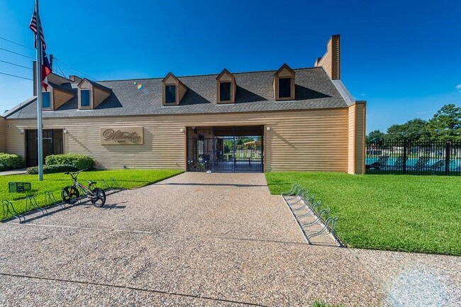 Building Photo - 2115 Hollyfield Ln