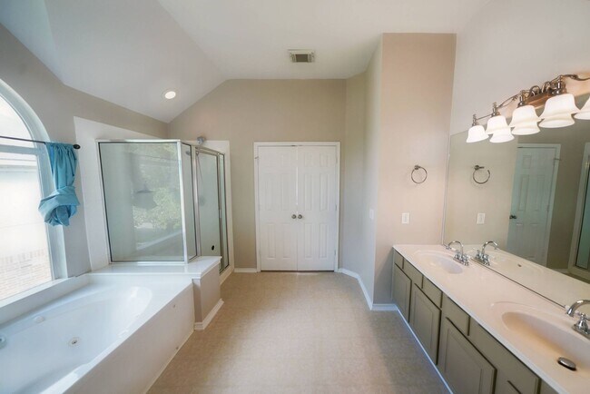 Building Photo - 4736 Green Bluff Dr