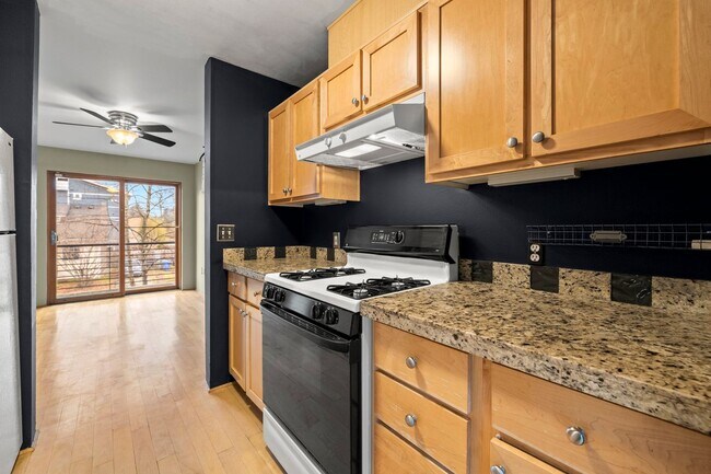 Building Photo - 2 BR 2 BA Townhome in North Tabor- 3 Levels!