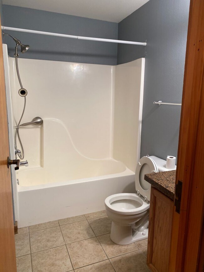 Building Photo - Beautiful 3BR, 2Bathroom Condo Located in ...