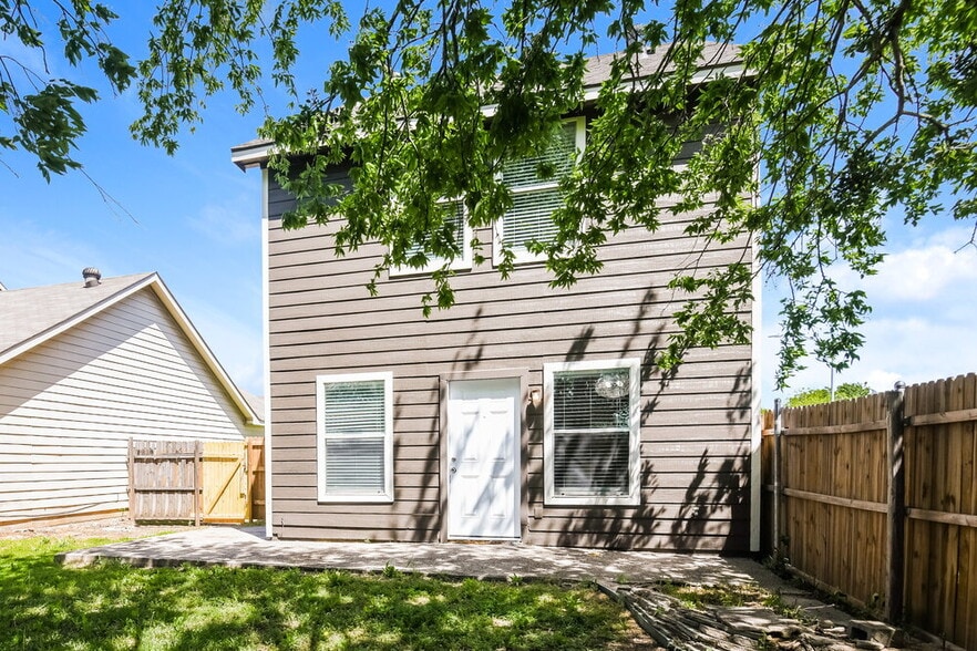 Building Photo - 1528 Pine Ln