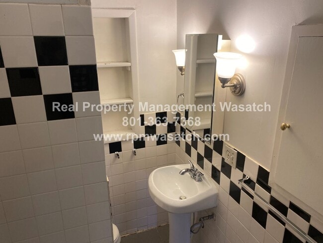 Building Photo - Come See This 4 Bedroom 1.5 bathroom single family home!!