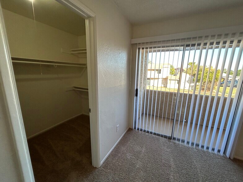 Building Photo - 4740 W Rose Ln