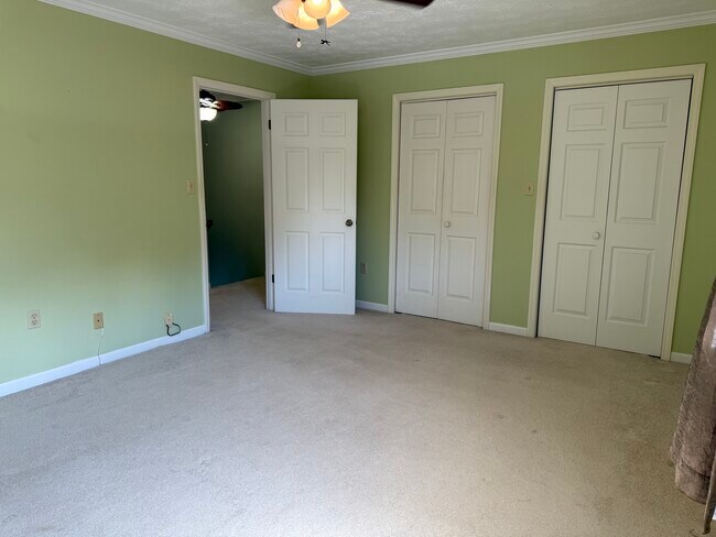 Building Photo - 1591 Kenmore Dr