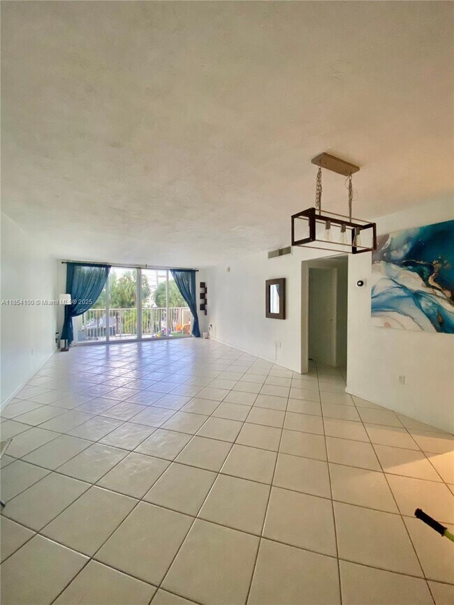 Building Photo - 10350 W Bay Harbor Dr