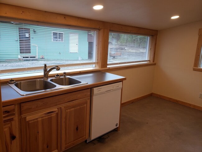 Building Photo - 2BDR/1BA Single-level Newly remodeled house in the country off of Rocky Point Rd.