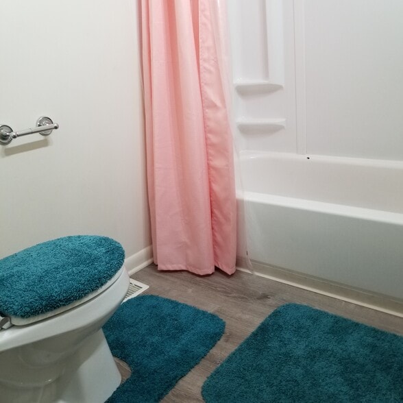 Building Photo - 332 Dennis Ave