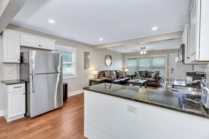 Building Photo - 1805 Oakwood Ave NE