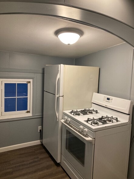 Kitchen Full size Gas Stove - 518 Walnut Ct