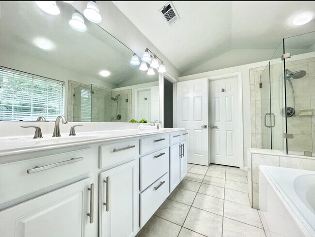 Building Photo - 2 Twin Feather Pl