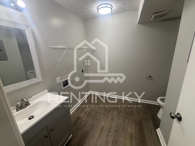 Building Photo - Updated 2-Bed, 1.5-Bath Townhome with a Garage!