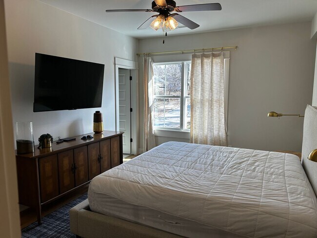 Building Photo - UNFURNISHED Beautiful Large Home Available Now on North Walnut in Fayetteville !!